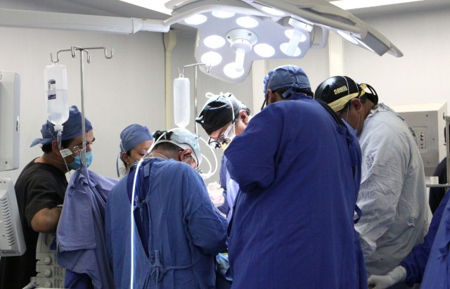 La operación fue realizada por un equipo de especialistas a un hombre de 23 años de edad, con insuficiencia renal y cardiopatía dilatada urémica.