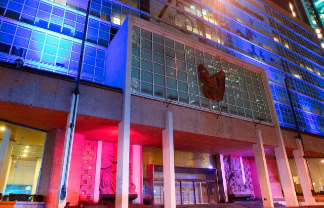 Con motivo del Día Mundial del Autismo, el IMSS iluminó de azul su edifico central. 