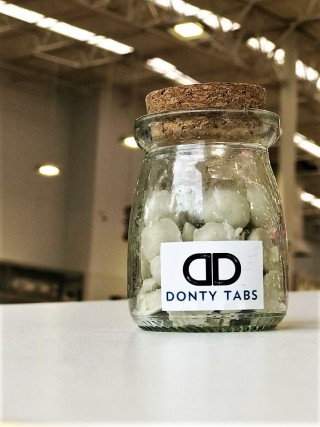 Donty Tabs, un producto que consiste en una pasta dental en formato de cápsulas que, a través de un sistema efervescente, mantiene la higiene al mismo tiempo que reduce hasta en un 60% el uso de agua, permitiendo impulsar su ahorro.