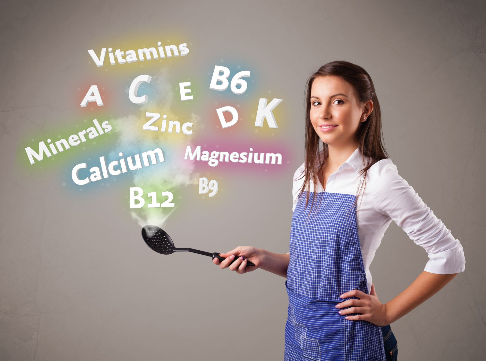 mujer al lado de iconos de vitaminas