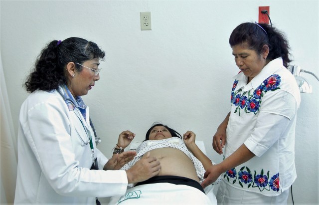 Hay 46 Centros de Atención Rural Obstétrica (CARO) para la atención de la mujer embarazada, y que cuentan con personal médico y de enfermería capacitado
