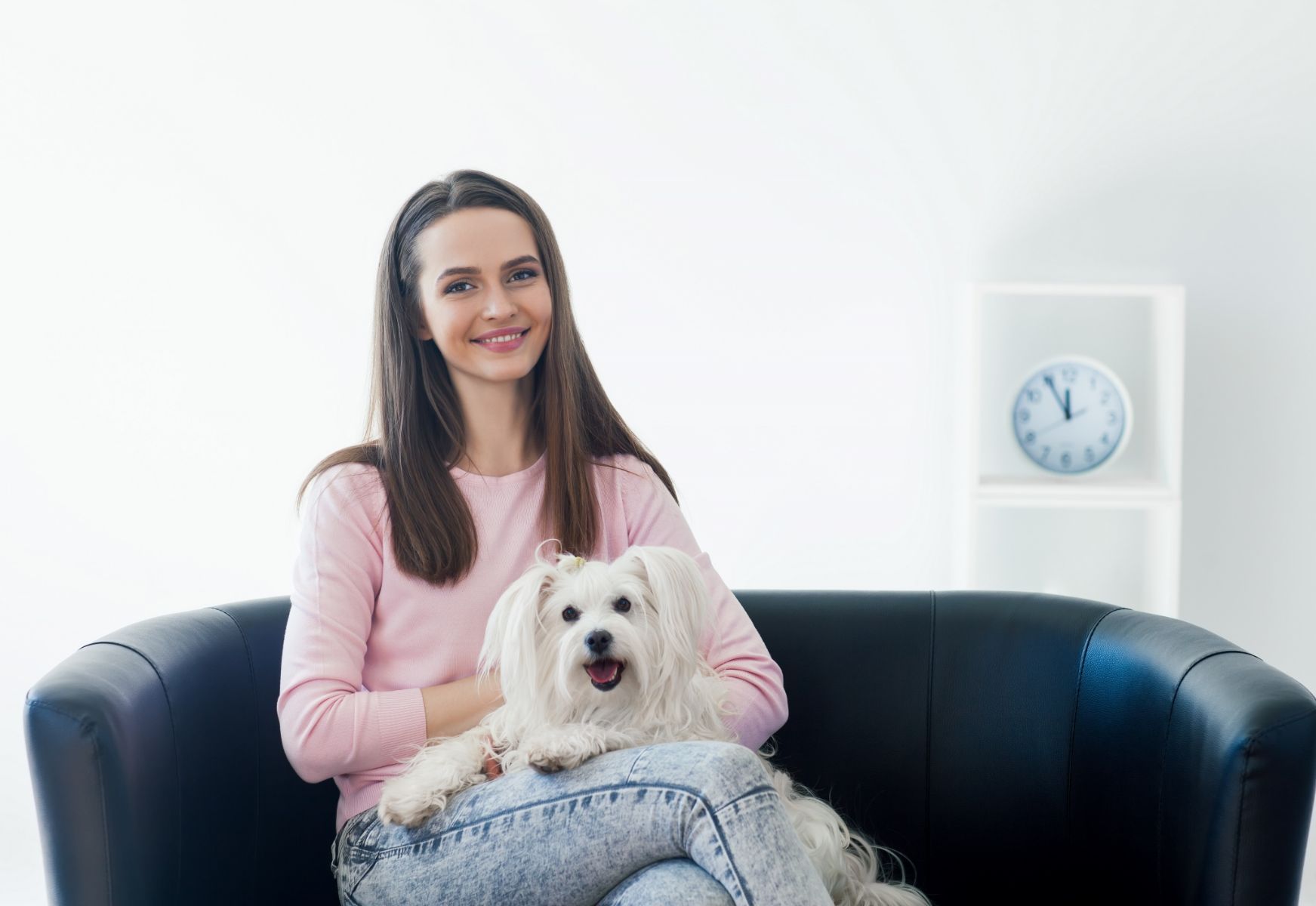 mujer sentada en sofa abrazando a un perro