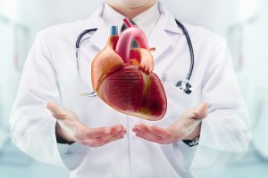 Medico sostiene imagen de un corazón flotando en sus manos