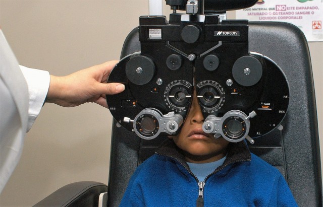 En este regreso a clases, una visita al oftalmólogo o al optometrista es un buen momento para hacer una valoración de la agudeza visual de los menores.