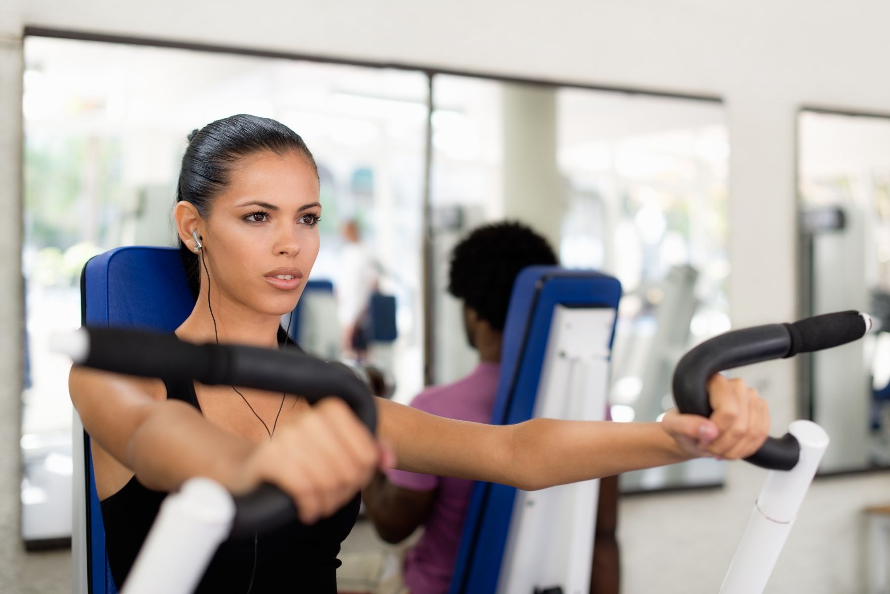 mujer haciendo ejercicio con pesas