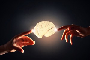Dos manos alcanzando un cerebro