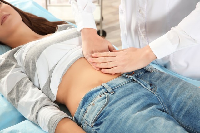Los síntomas más comunes son presión en la zona pélvica o en la abdominal inferior. 