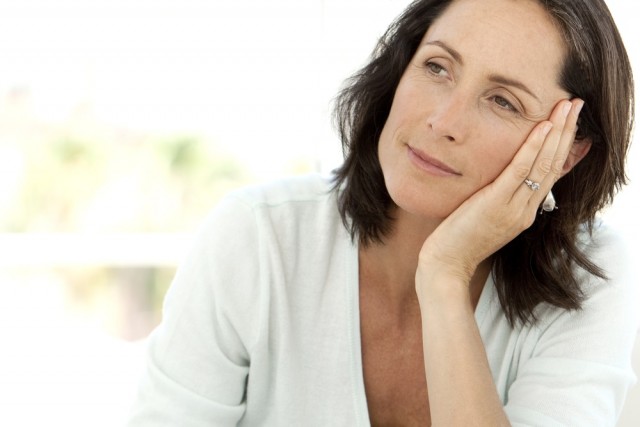 En buena medida la osteoporosis se debe a importantes factores como la menopausia, el sobrepeso, el sedentarismo.
