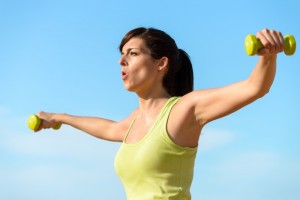 Mujer haciendo ejercicio con pesas
