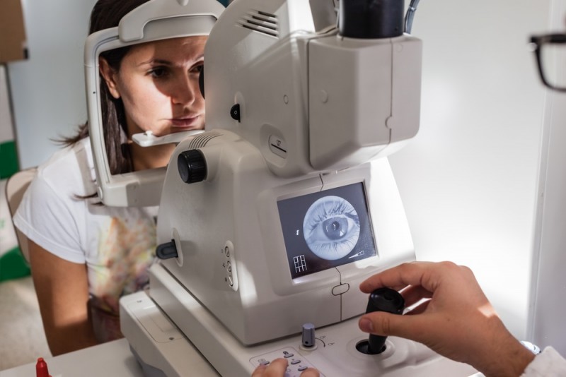 persona observando retina con equipo médico 