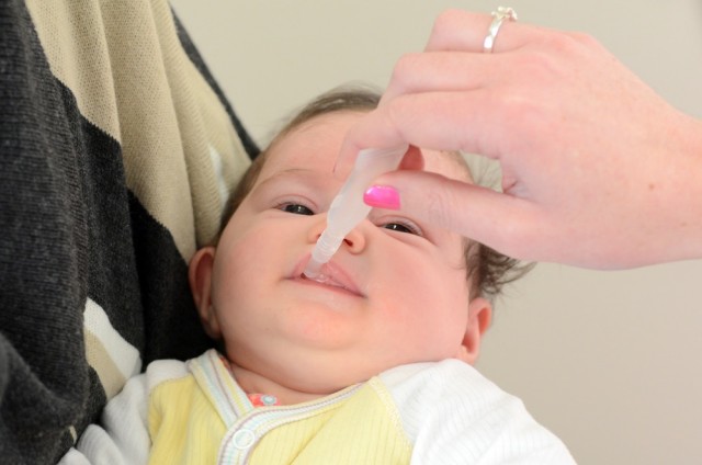 La transmisión del rotavirus entre niños en guarderías es causada por el contacto directo y mediante alimentos o juguetes contaminados.