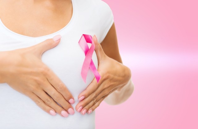 Mantente al día en la detección del cáncer de mama. Si observas algún cambio en tus senos, como la aparición de un bulto o cambios en la piel, acude a consulta con el médico. 