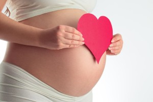 mujer embarazada con corazón