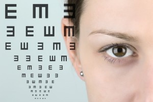 Mujer al lado de una prueba oftalmológica
