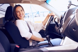 Mujer sonriente con cinturon de seguridad
