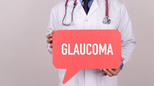 Médico con icono de burbuja con texto glaucoma