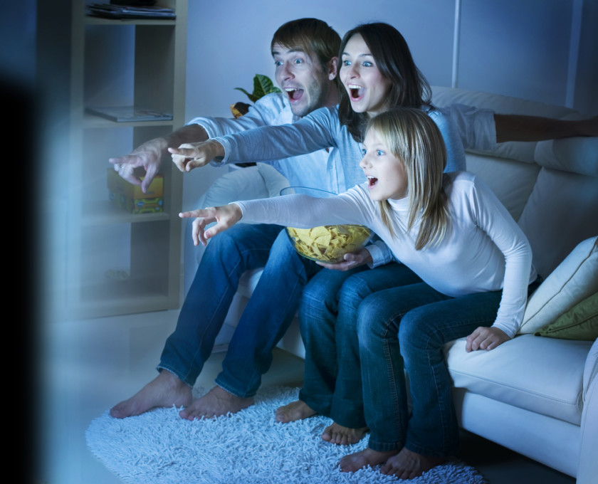 Familia en casa viendo una serie de televisión