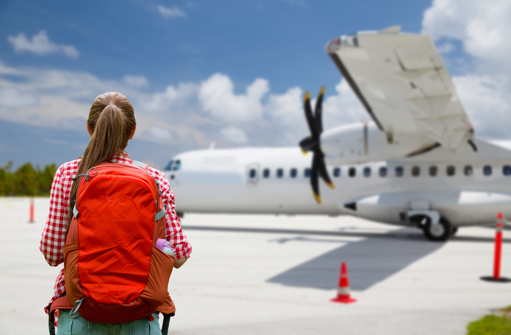 Turista a punto de abordar un avión y un cielo azul