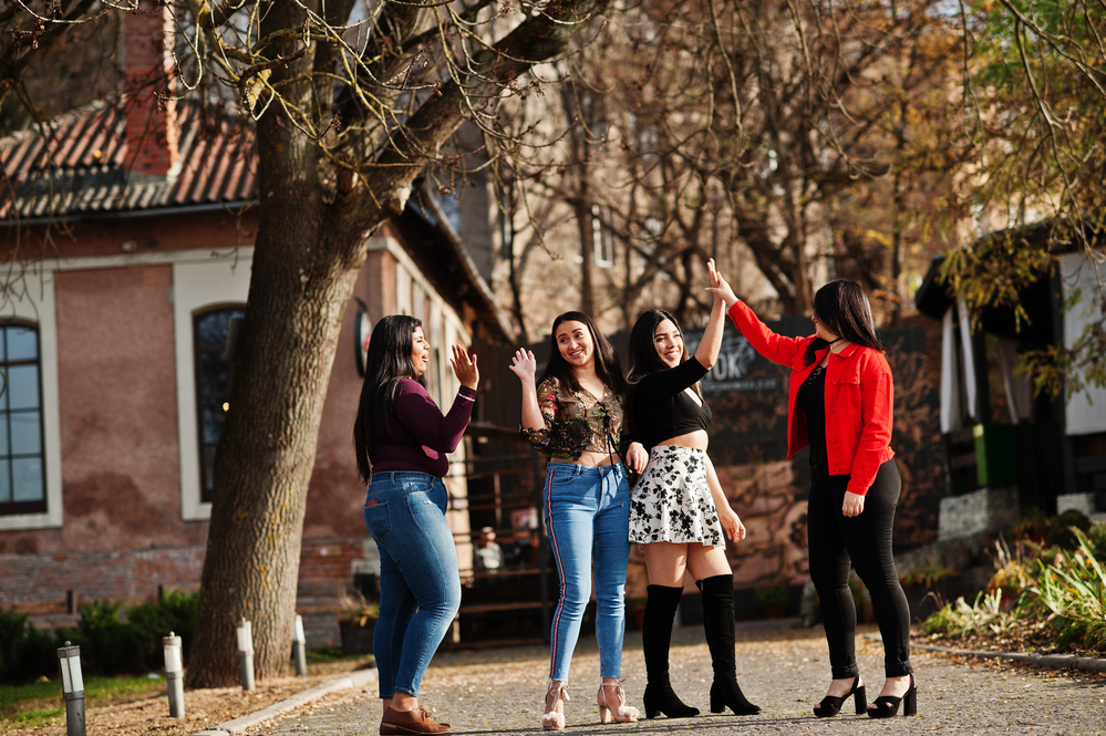 Grupo de amigas adolescentes caminando por la calle