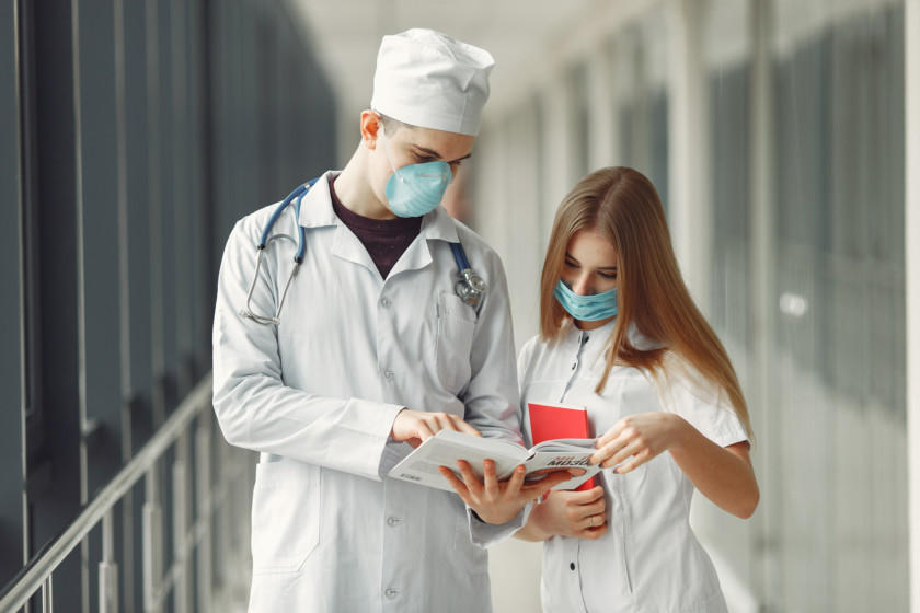 Dos médicos consultando literatura en un hospital