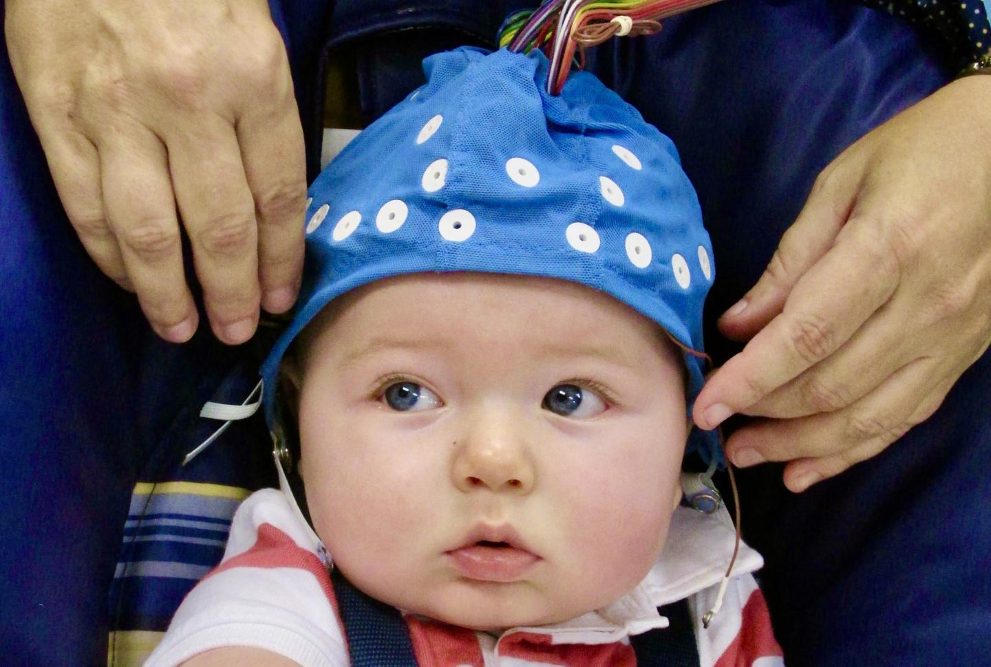 bebe con gorra de lycra y neurosesores