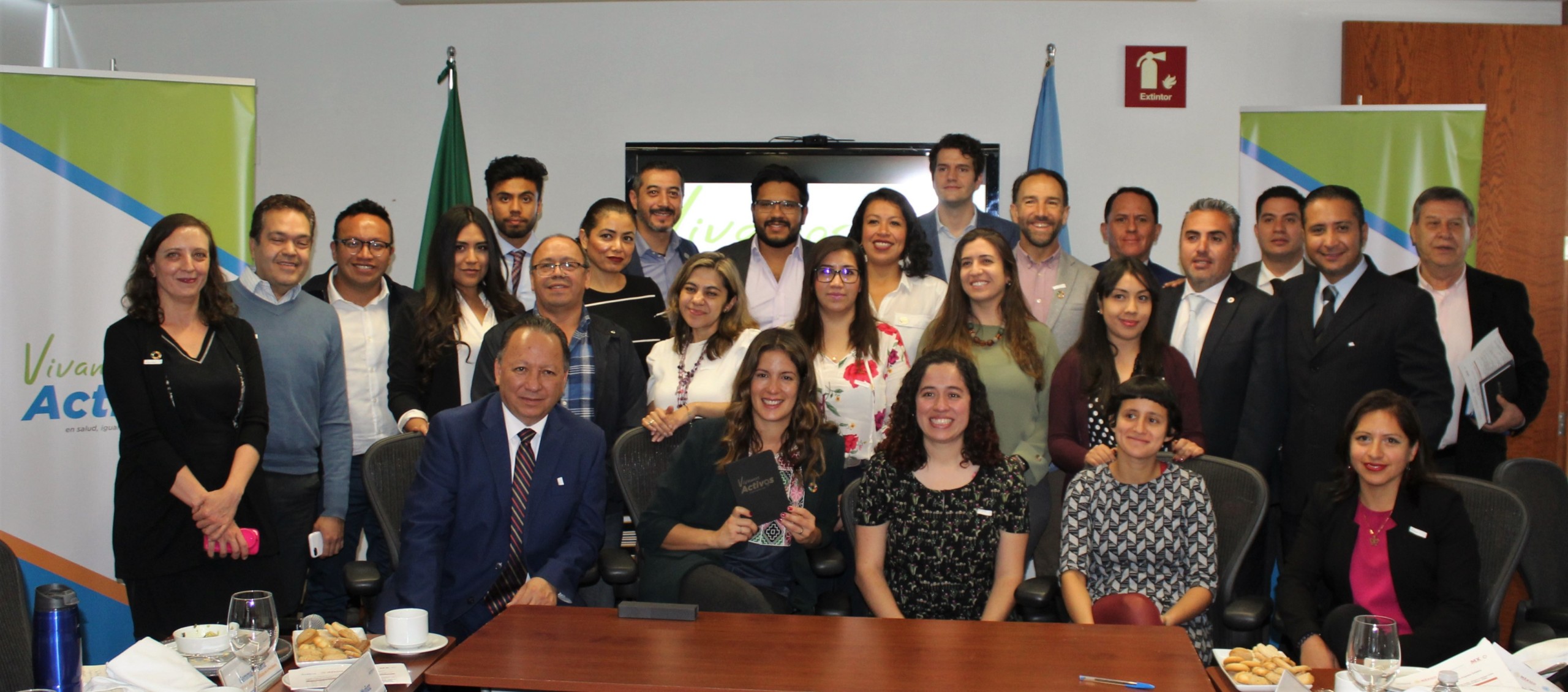 Fotografía de grupo de participantes de iniciativa vivamos juntos