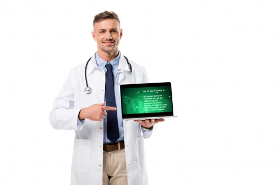 Doctor con tableta electrónica en las manos