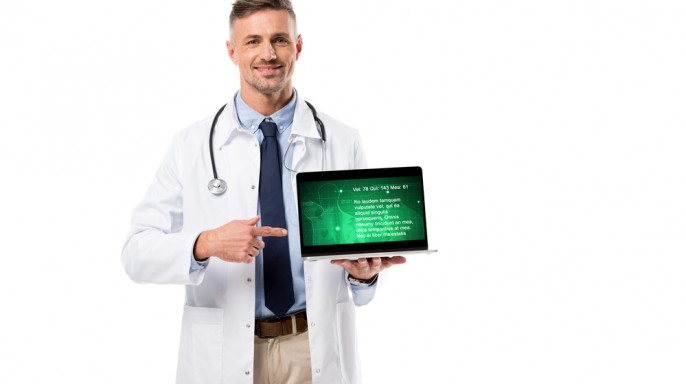 Doctor con tableta electrónica en las manos