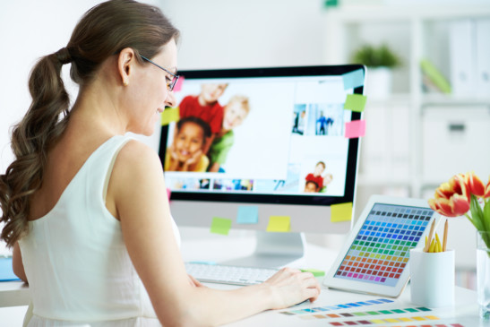 Mujer trabajando frente a su computadora