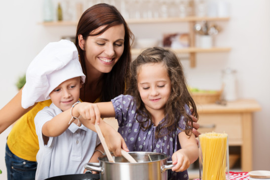 Mamá y sus hijos cocinando