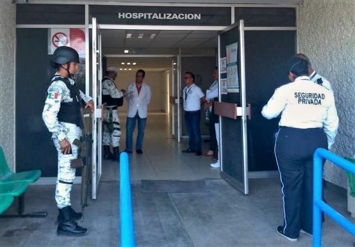 Oficiales al lado de un acceso hospitalario