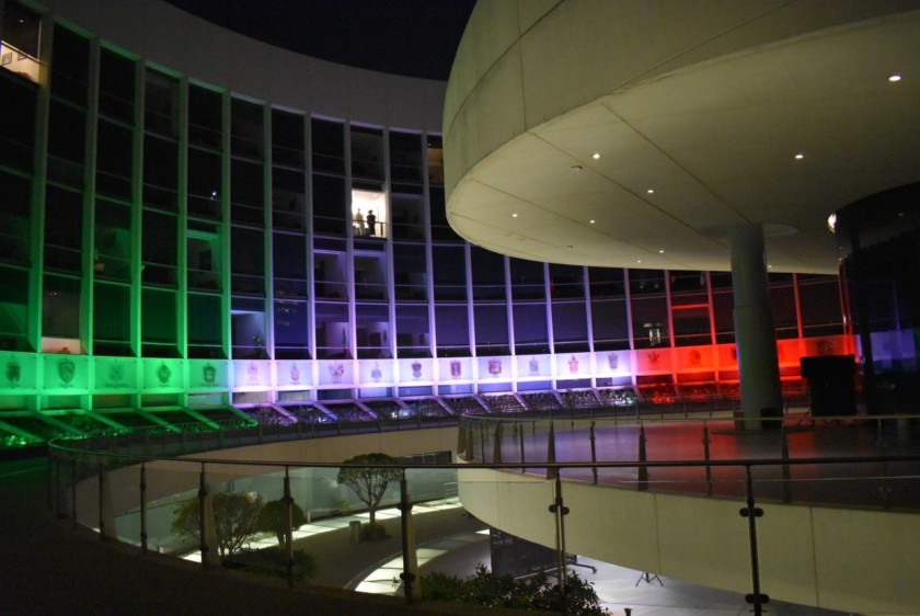 Senado de la República iluminadocon colores patrios (verde, blanco y rojo)