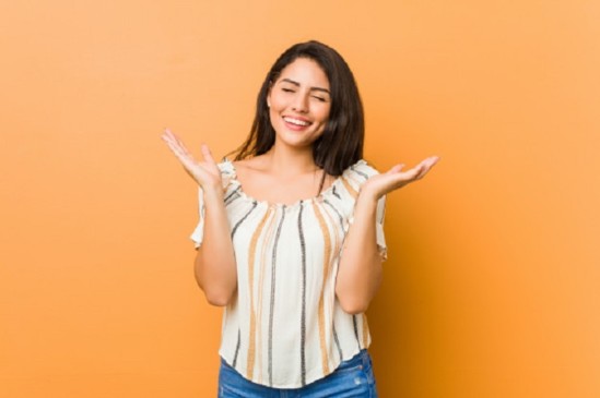 chica muy feliz y sonriente con emociones positivas