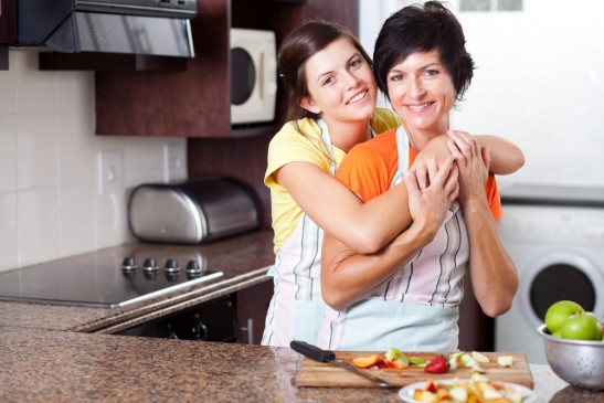 adolescente junto a su mamá en la cocina