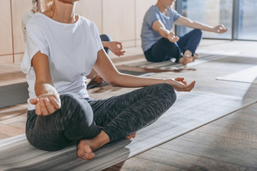 mujer practicando yoga