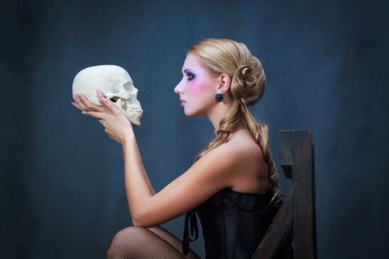 Mujer con una calavera, estudio de tiro