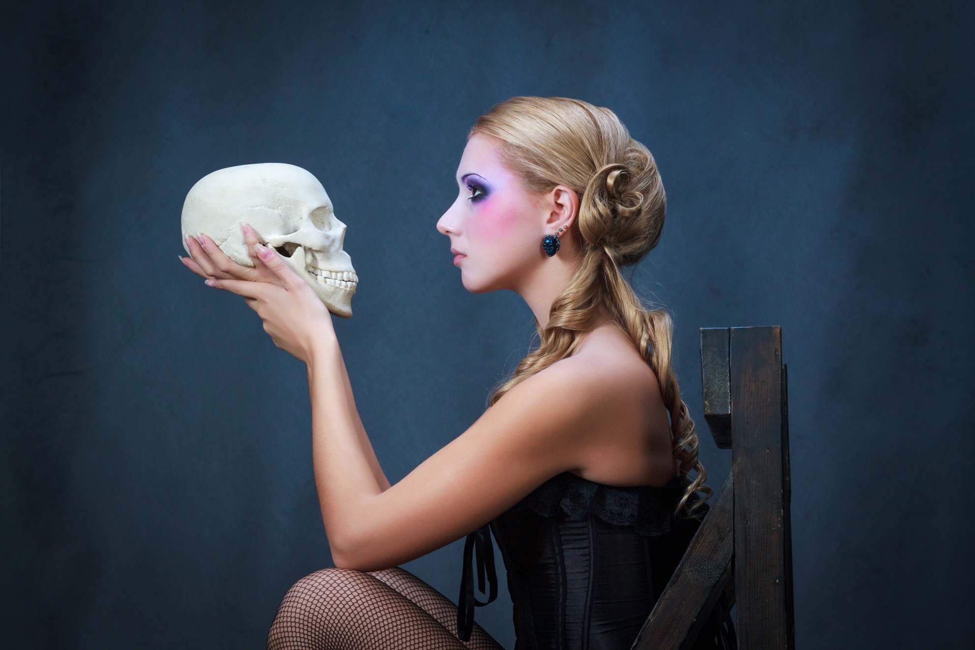 Mujer con una calavera, estudio de tiro