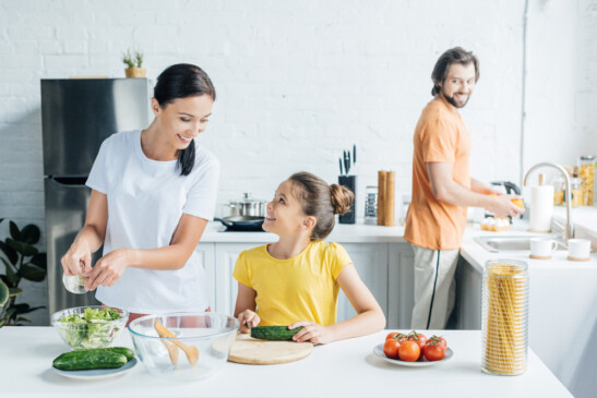 familia cocinando