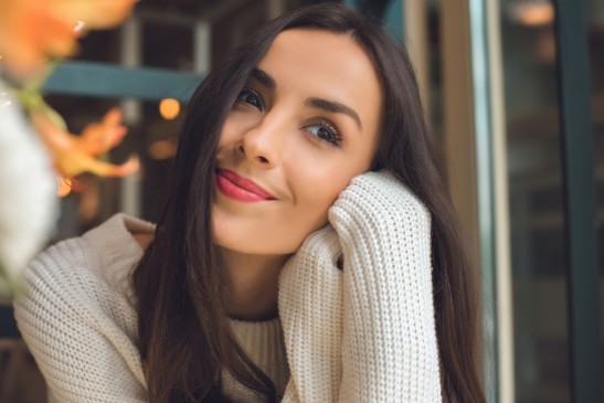 chica joven sonriente