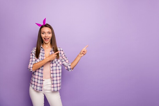 Retrato de la joven hipster sonriente con camiseta rosa