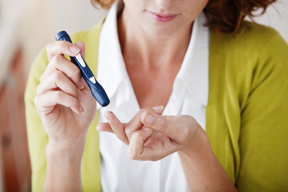 Persona con diabetes midiendo su nivel de glucosa