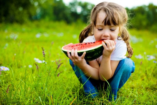 Niña comiendo una rebanada de sandia