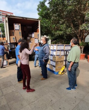 Camión con personas descargando cajas