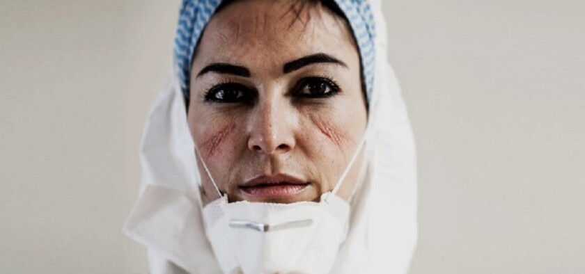 enfermera con marcas en el rostro por uso de cubrebocas