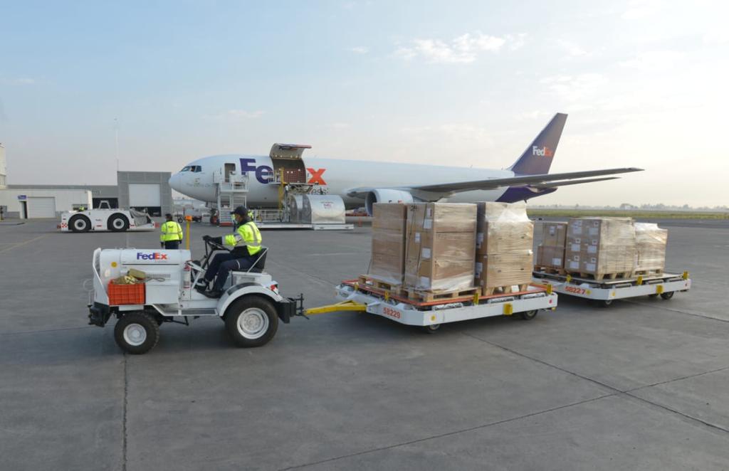 Llega a México segundo vuelo de Estados Unidos con equipo médico para COVID-19