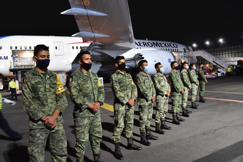 Avión con personal militar del puente aéreo México-China