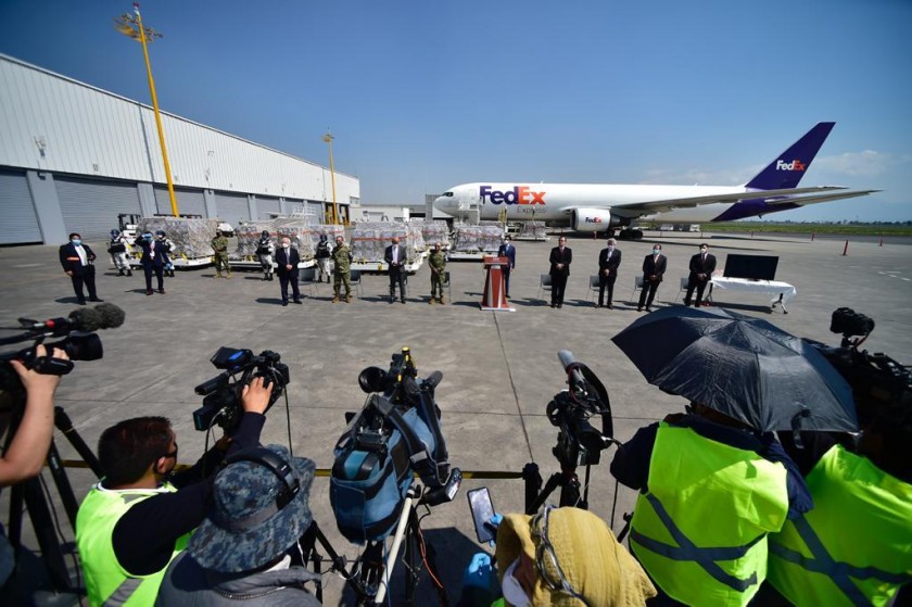 Conferencia de prensa en el Aeropuerto de Toluca