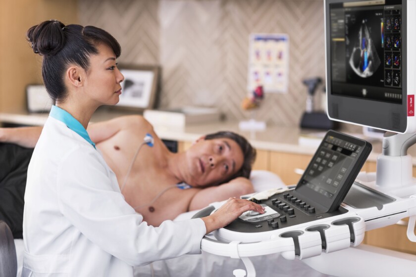Doctora realizando ultrasonido