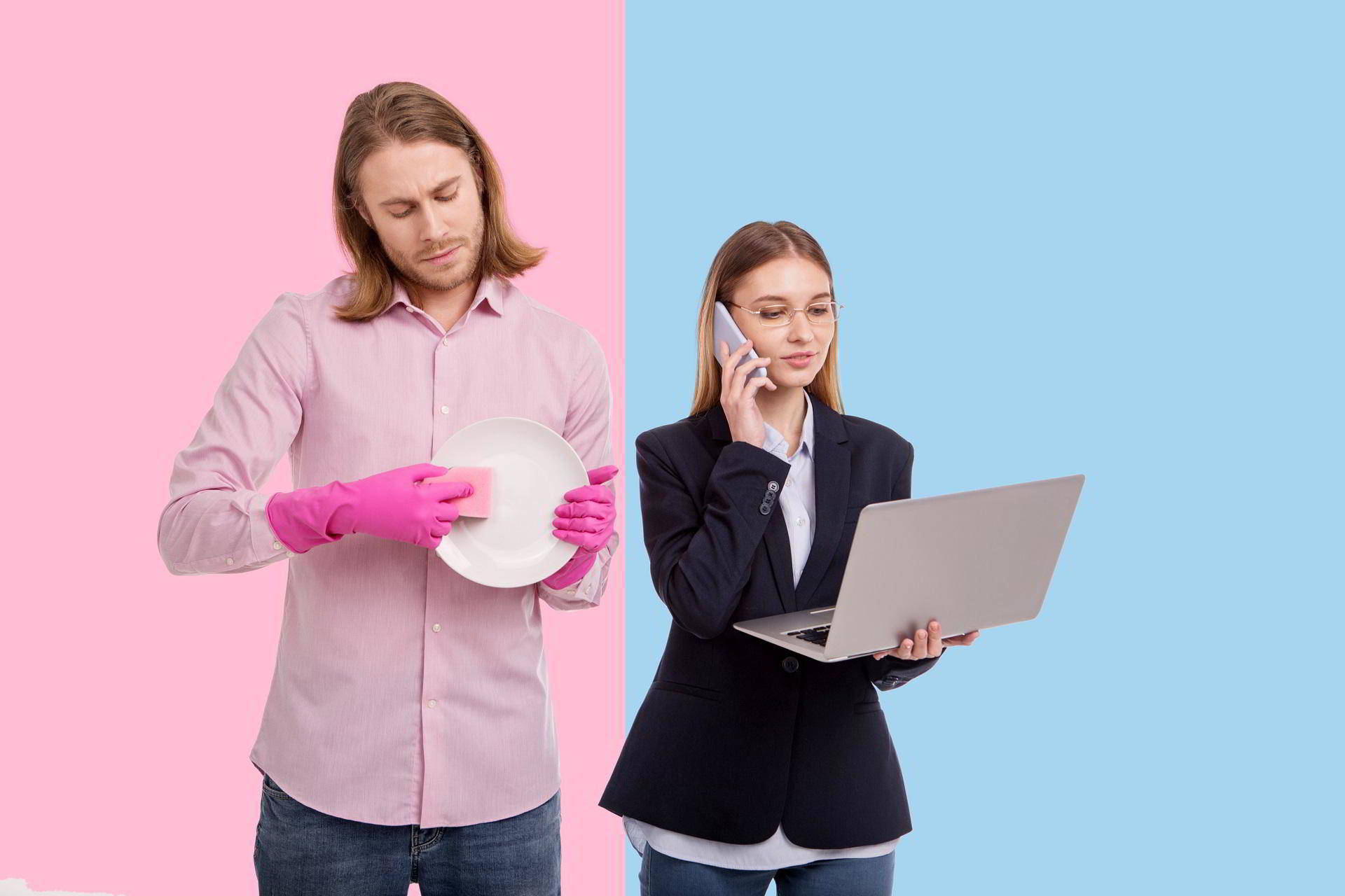 hombre lavando platos y mujer empresaria con portátil y teléfono en un contexto de roles de fenero