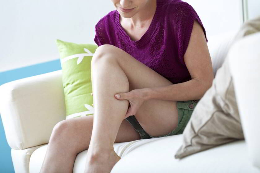 mujer con dolor en pierna